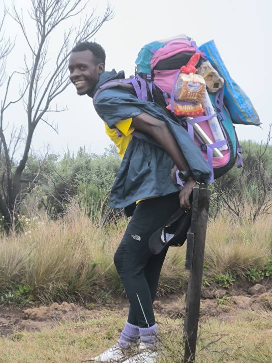 Портер (носильщик) из Танзании, высота 3000 м