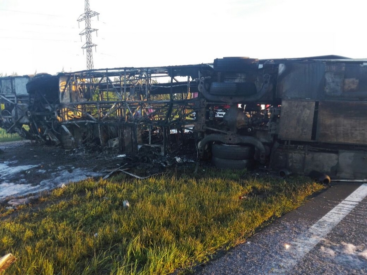 Число погибших в катастрофе автобуса Самара-Ижевск достигло 13 человек | Фотография 2