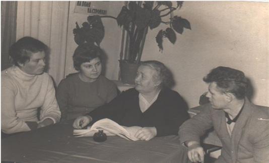 В центре – Бронислава Иосифовна Лашинис