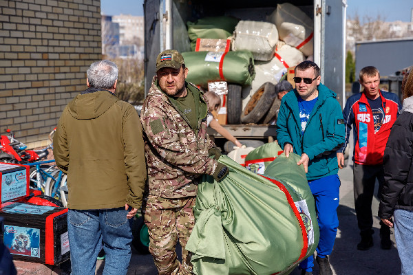 Погрузка гуманитарного груза для бойцов Погрузка гуманитарного груза для бойцов