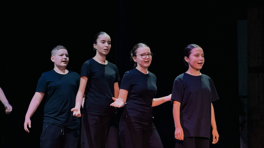 На сцене – подростки | Фотография 1