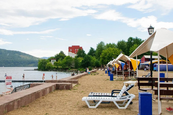 Зона релакса среди деревьев