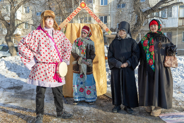 Песни, конкурсы, блины…