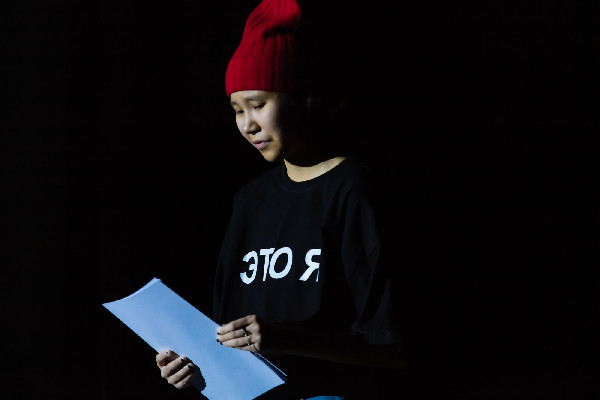 Им сцена в себя заглянуть помогает