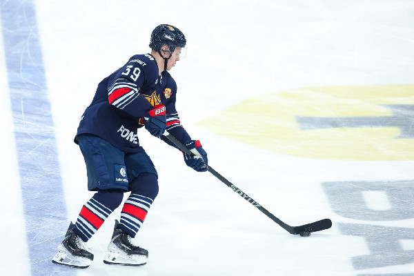 Лидер несёт потери