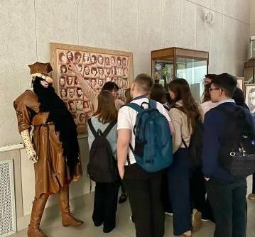 По ту сторону кулис