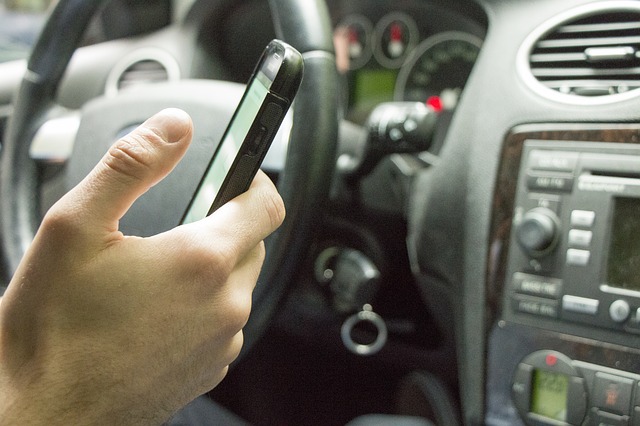 Более 90 процентов южноуральских автолюбителей пользуются телефоном за рулем  | Фотография 1