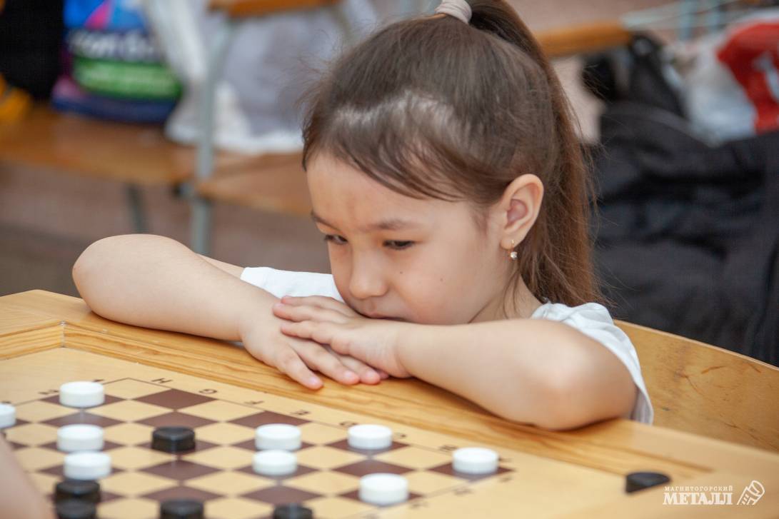 Чудо-дети играют в шашки | Фотография 6