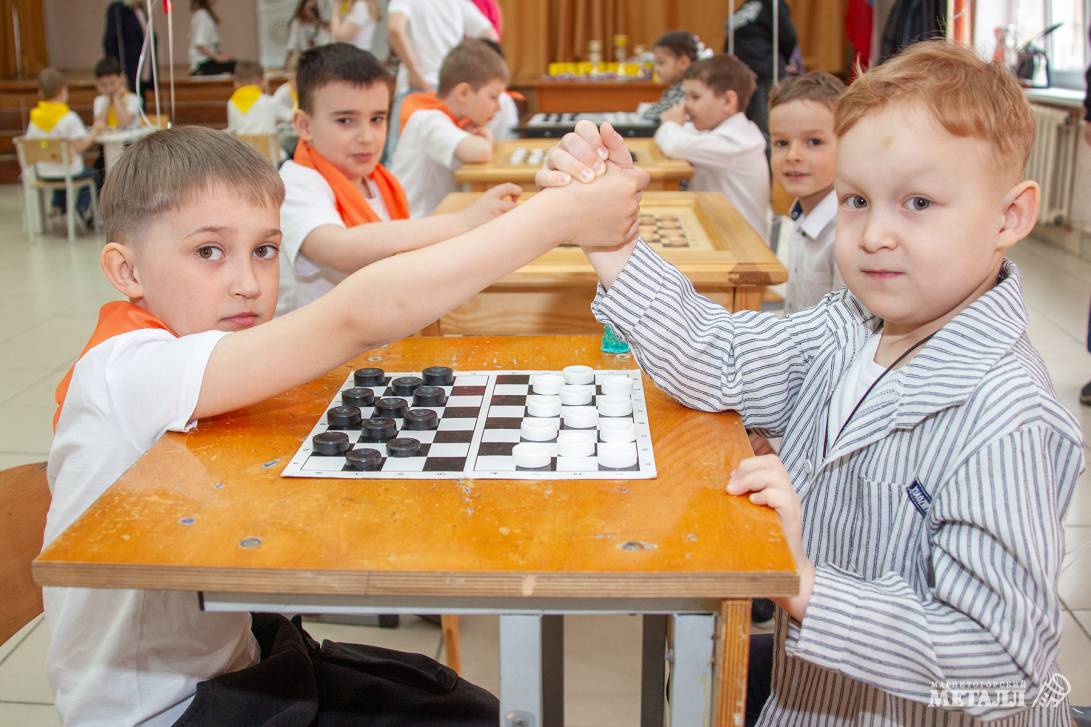 Чудо-дети играют в шашки | Фотография 22