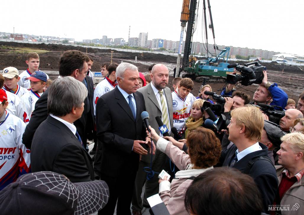 В 2007 году официальное открытие магнитогорского Ледового дворца состоялось в присутствии двух хоккейных президентов.(фото 9)