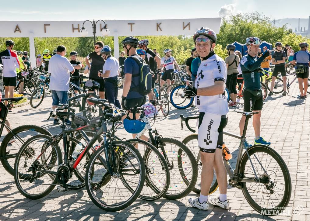 Более 400 велосипедистов участвовали в 12-й велогонке из Магнитогорска до горнолыжного центра на озере Банное.<br />
(фото 12)
