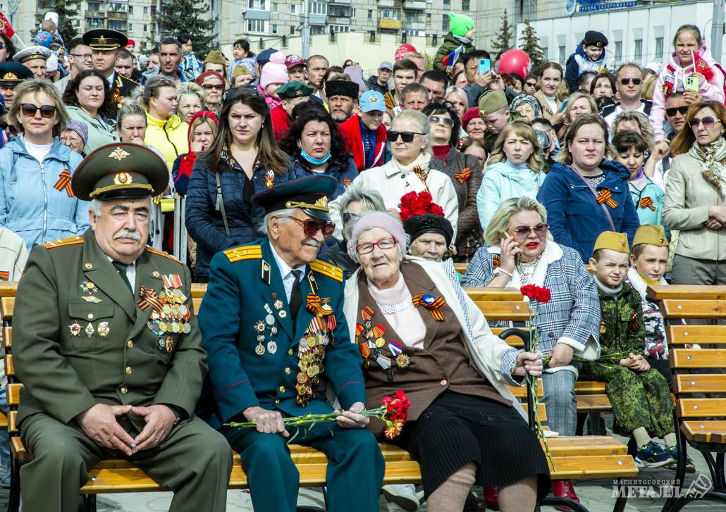 Более десяти тысяч магнитогорцев пришли посмотреть военный парад, а затем возложить цветы к Вечному огню в День Великой Победы.(фото 8)