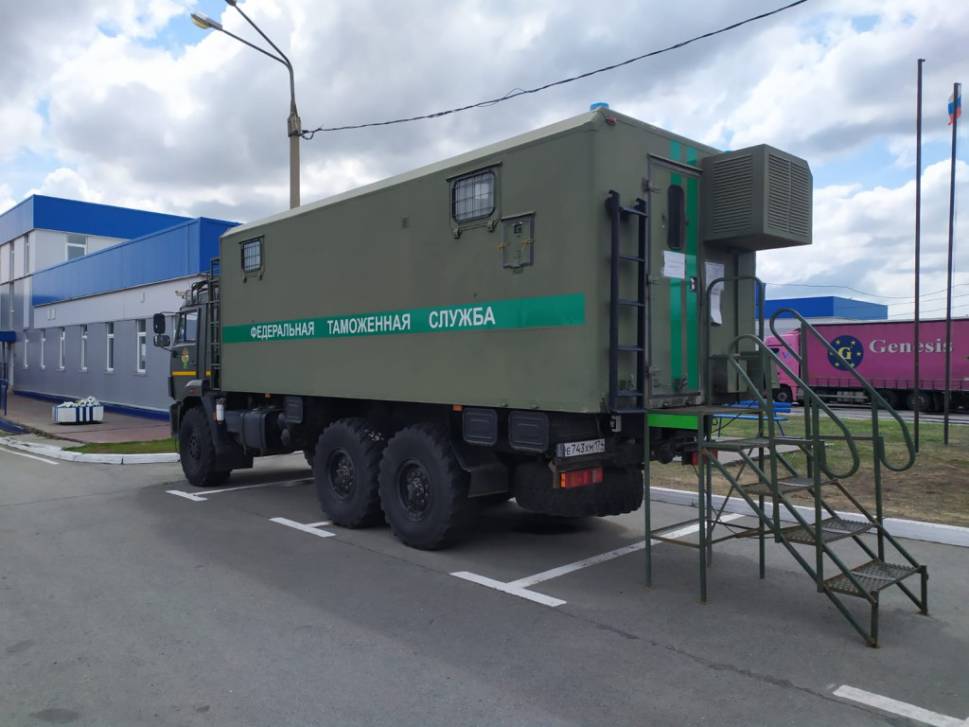 Главный таможенник Урала проверил, что везут через границу | Фотография 1