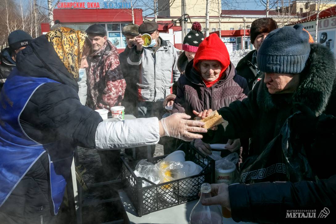 Раздача обедов для бездомных – больше чем просто возможность получить горячую пищу.<br />
(фото 6)