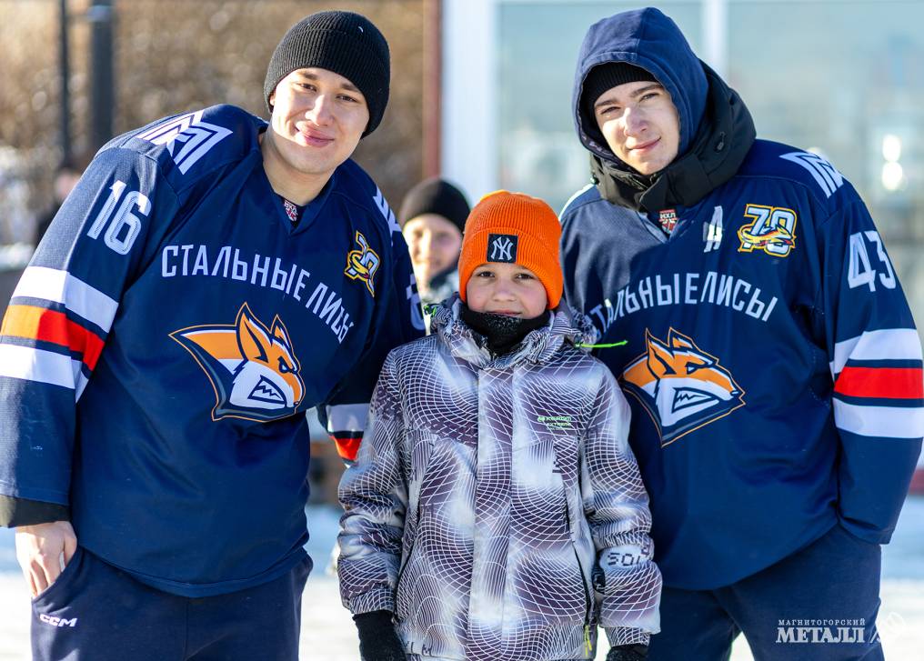 Эрик Мухотьянов и Ярослав Исаков с юным болельщиком