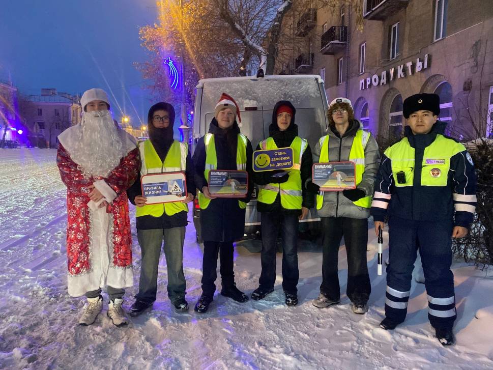 Полицейский Дед Мороз на страже безопасности | Фотография 1