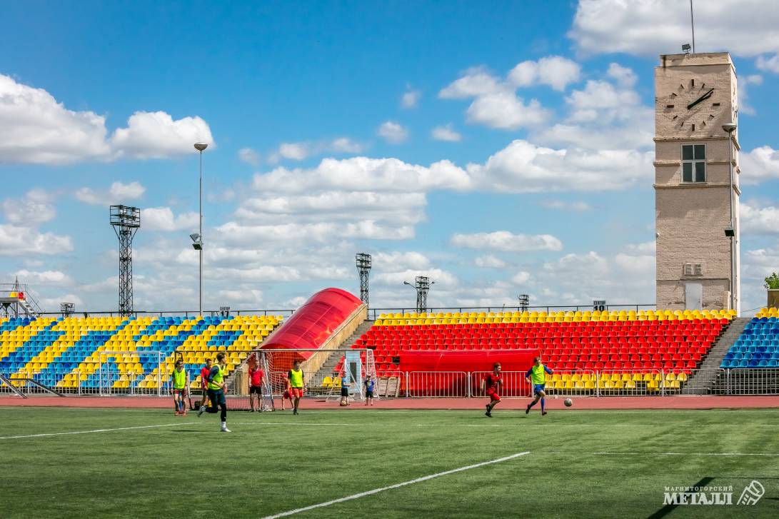 Шестнадцатый раз ребята из дворовых команд приняли участие в футбольном турнире памяти Александра Гурова.<br />
(фото 4)