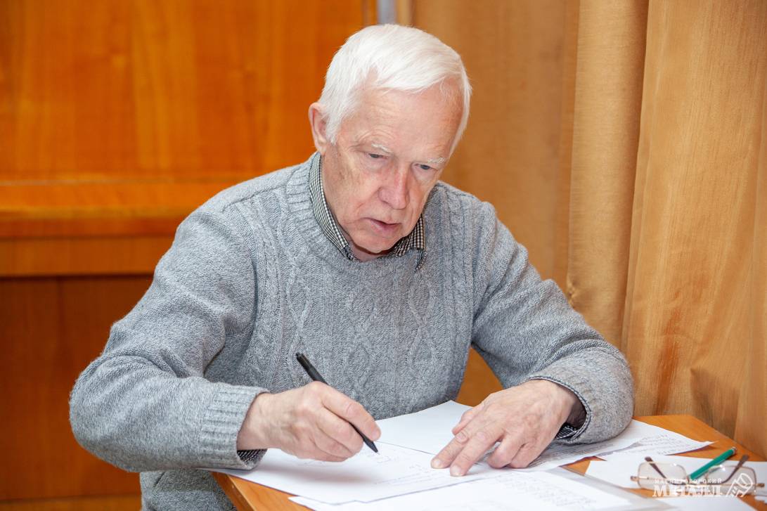 Чудо-дети играют в шашки | Фотография 8