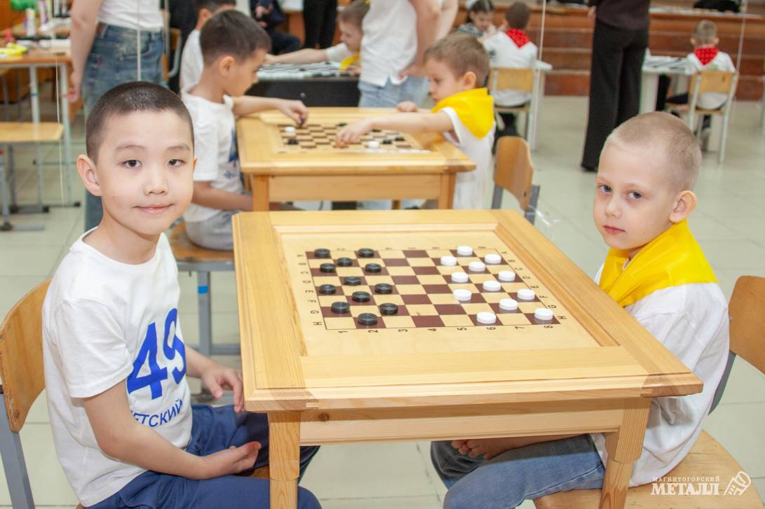 Чудо-дети играют в шашки | Фотография 3