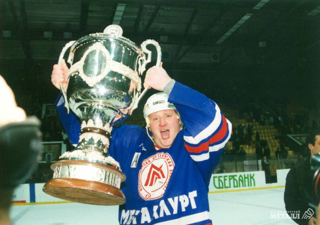 Сергей Гомоляко с чемпионским кубком. 1999 год