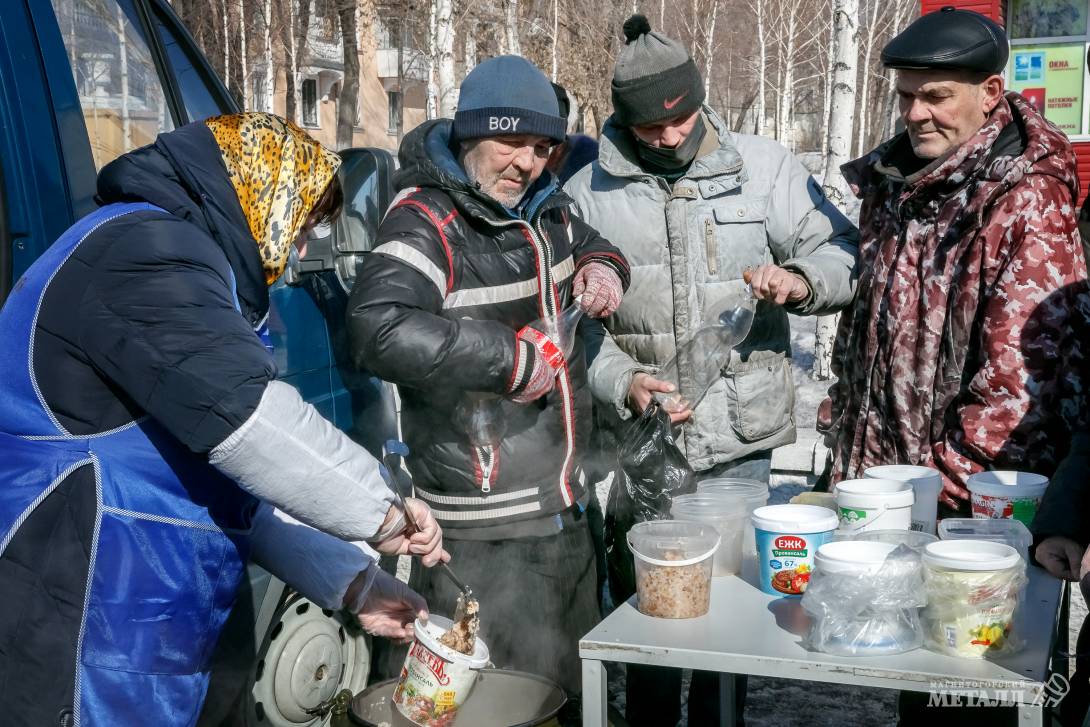 Раздача обедов для бездомных – больше чем просто возможность получить горячую пищу.<br />
(фото 4)