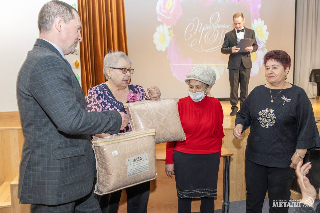 Павел Бовшик и Любовь Алонцева вручают подарки юбилярам