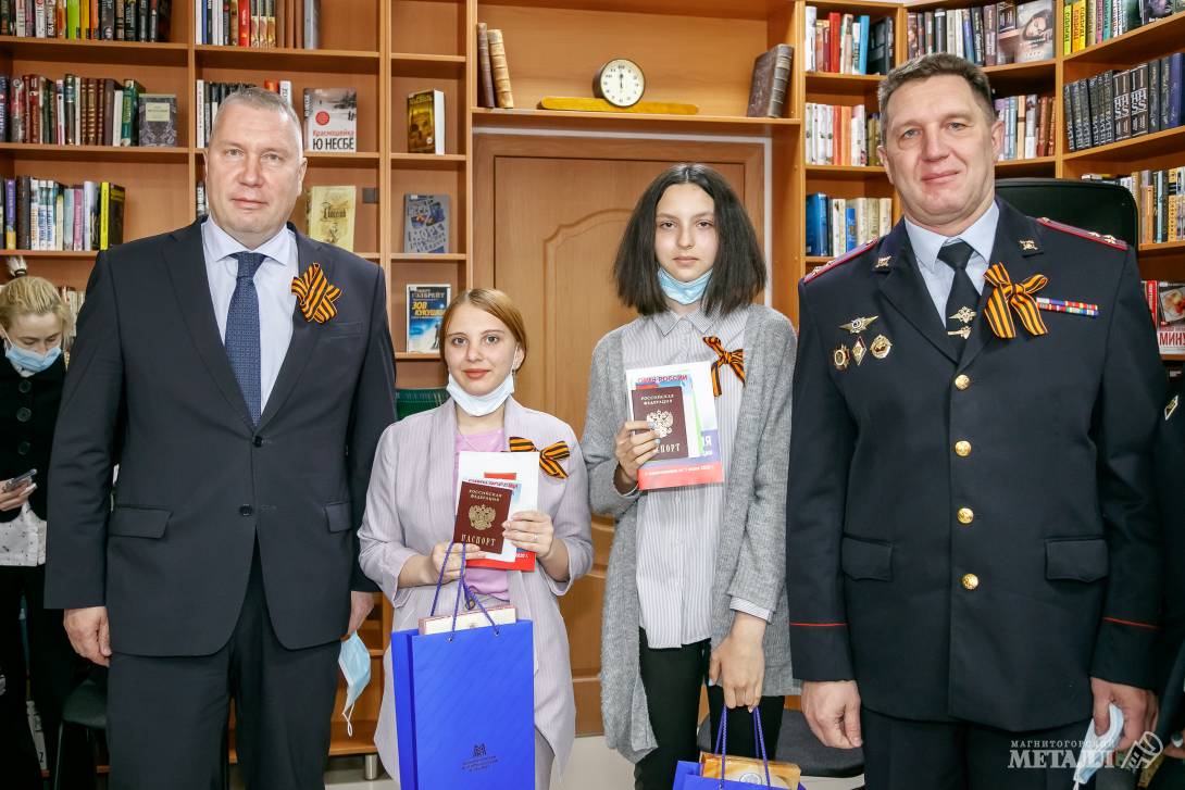 Павел Шиляев поздравил юных магнитогорцев с получением главного в жизни документа.(фото 10)
