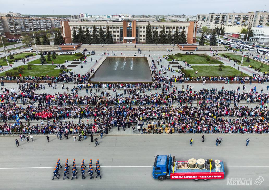 Более десяти тысяч магнитогорцев пришли посмотреть военный парад, а затем возложить цветы к Вечному огню в День Великой Победы.(фото 9)