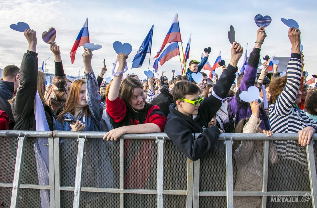 Музыкально-патриотический марафон «Zа Россию», состоявшийся в Магнитогорске, собрал на площади вокруг «Арены-Металлург» несколько тысяч горожан.<br />
(фото 17)