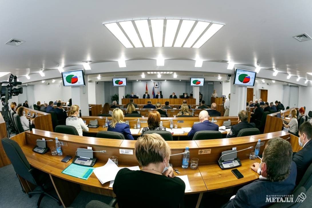 На апрельском заседании депутатского корпуса Магнитогорска рассмотрено полтора десятка вопросов.<br />
(фото 9)