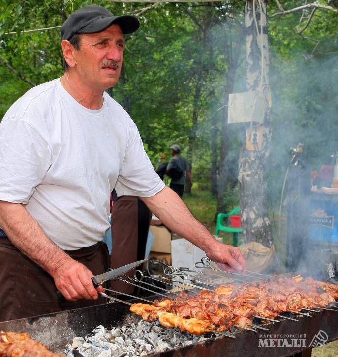 Открытие сезона пикников на природе россияне не мыслят без шашлыка.(фото 1)