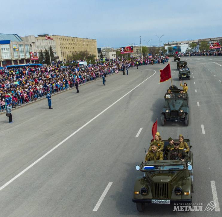Более десяти тысяч магнитогорцев пришли посмотреть военный парад, а затем возложить цветы к Вечному огню в День Великой Победы.(фото 4)