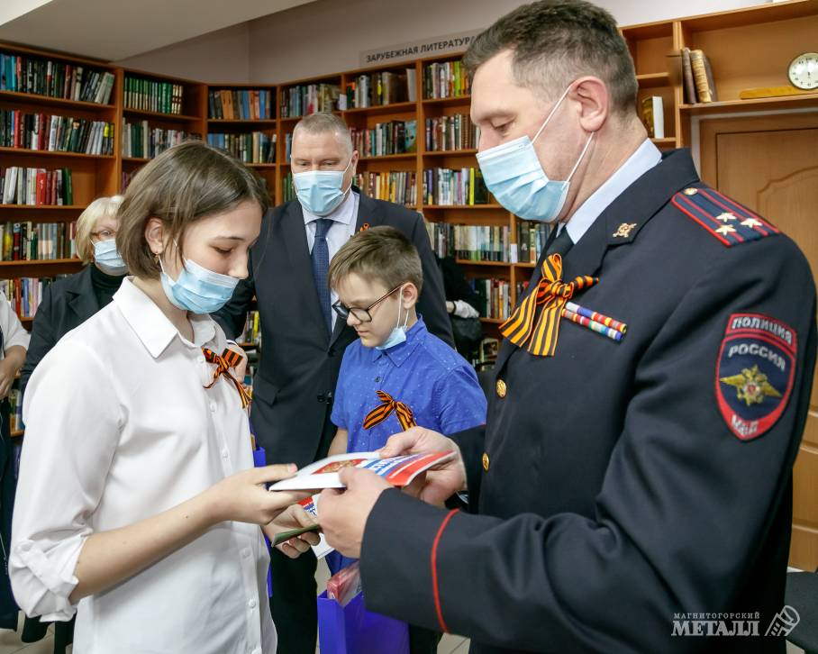 Павел Шиляев поздравил юных магнитогорцев с получением главного в жизни документа.(фото 12)