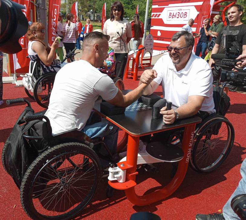 На открытии инклюзивной уличной спортивной площадки от IRON KING – в рамках проекта «Вызов» от благотворительной программы ДоброFON На открытии инклюзивной уличной спортивной площадки от IRON KING – в рамках проекта «Вызов» от благотворительной программы ДоброFON