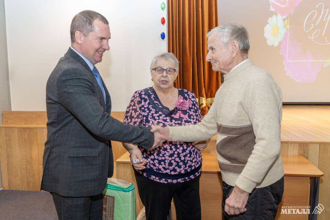 Павел Бовшик и Любовь Алонцева вручают подарки юбилярам