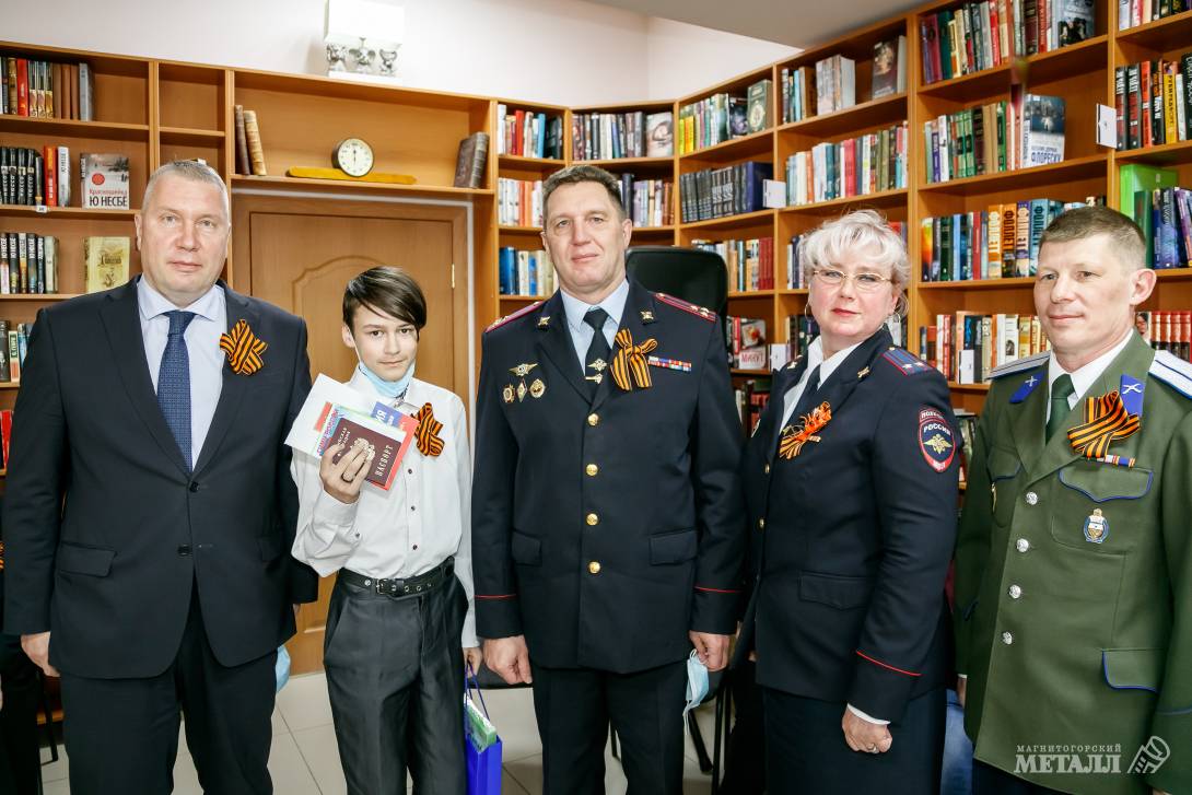Павел Шиляев поздравил юных магнитогорцев с получением главного в жизни документа.(фото 18)