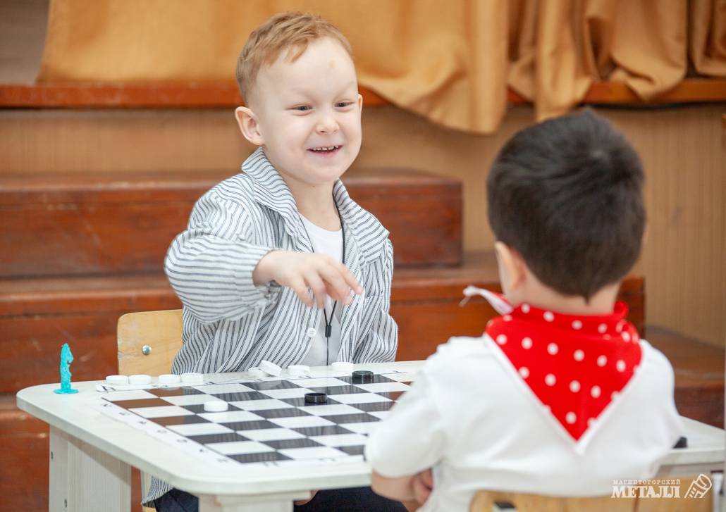 Чудо-дети играют в шашки | Фотография 15