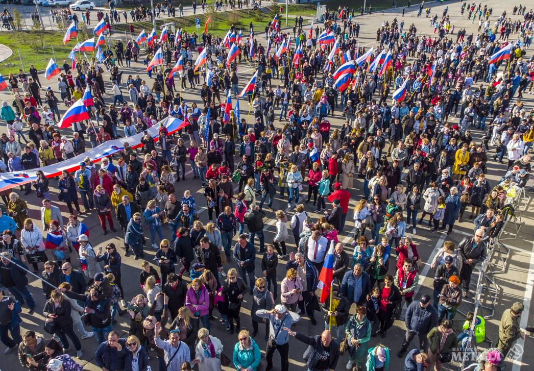 Музыкально-патриотический марафон «Zа Россию», состоявшийся в Магнитогорске, собрал на площади вокруг «Арены-Металлург» несколько тысяч горожан.<br />
(фото 4)