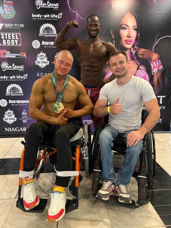 Владислав Красников, победитель чемпионата Челябинской области по бодибилдингу, и Сергей Шлёнкин Владислав Красников, победитель чемпионата Челябинской области по бодибилдингу, и Сергей Шлёнкин