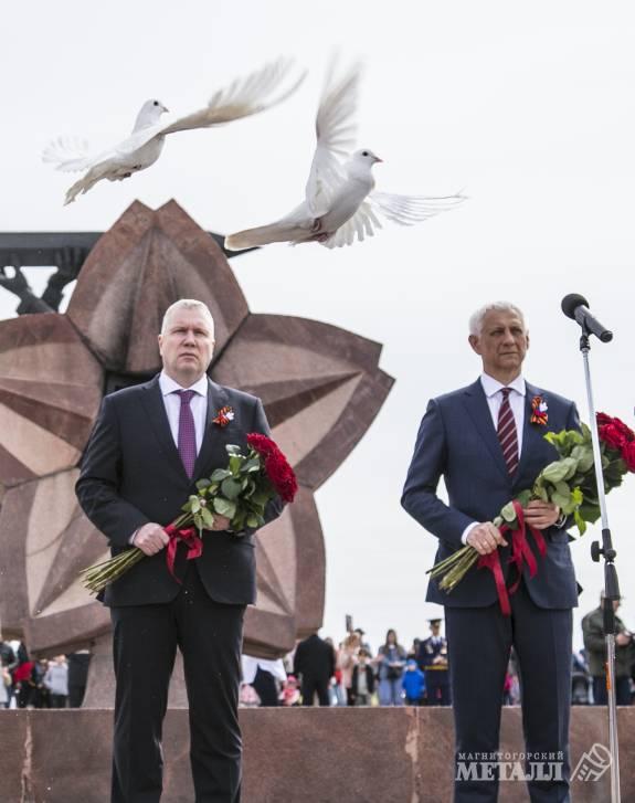 Более десяти тысяч магнитогорцев пришли посмотреть военный парад, а затем возложить цветы к Вечному огню в День Великой Победы.(фото 31)