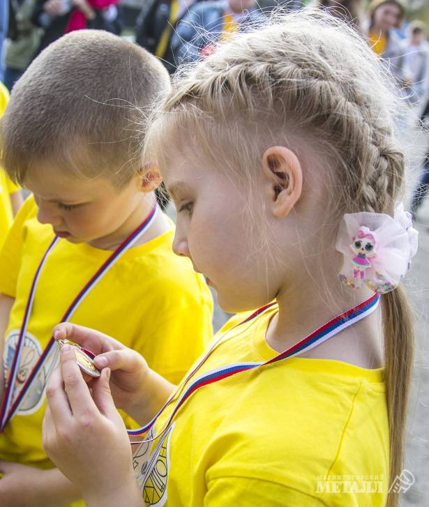 Второй год подряд сразу 400 ребятишек стали участниками детского этапа эстафеты на Кубок «Магнитогорского металла». И все – получили медали.(фото 54)