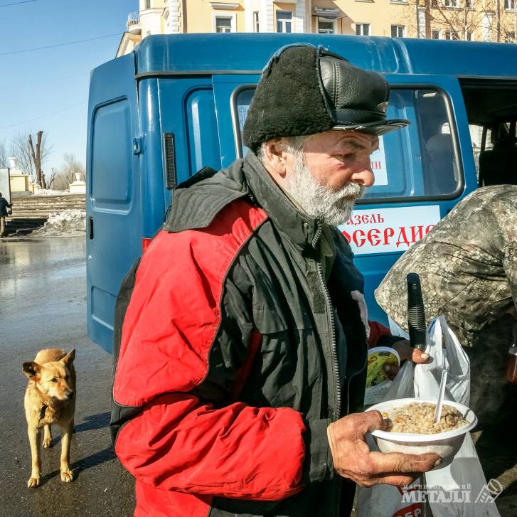 Раздача обедов для бездомных – больше чем просто возможность получить горячую пищу.<br />
(фото 11)