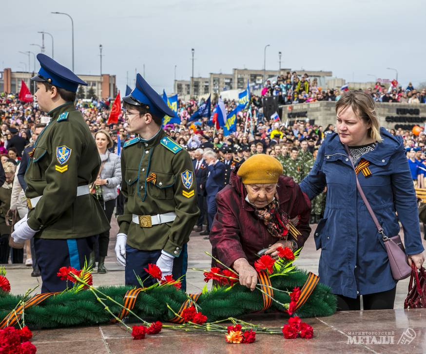 Более десяти тысяч магнитогорцев пришли посмотреть военный парад, а затем возложить цветы к Вечному огню в День Великой Победы.(фото 37)