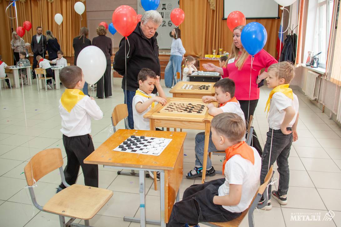 Чудо-дети играют в шашки | Фотография 1