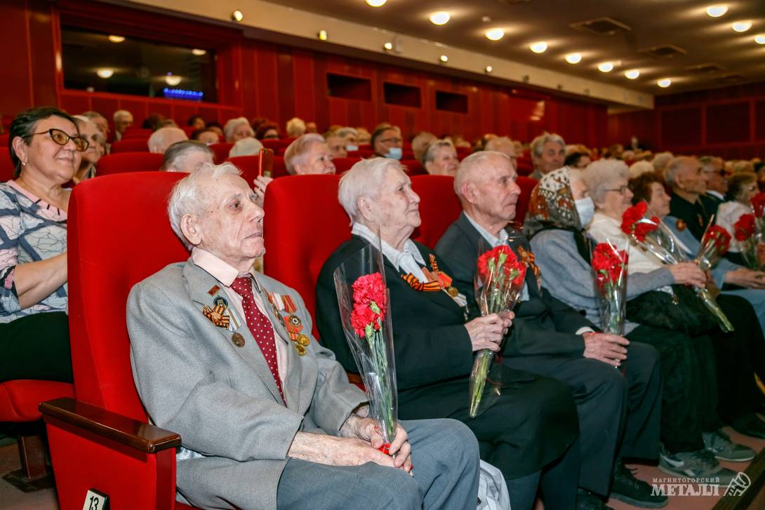 Так назвали праздничный вечер, посвящённый годовщине окончания Великой Отечественной войны, во Дворце культуры металлургов имени С. Орджоникидзе. (фото 2)