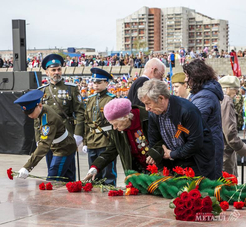 Более десяти тысяч магнитогорцев пришли посмотреть военный парад, а затем возложить цветы к Вечному огню в День Великой Победы.(фото 36)