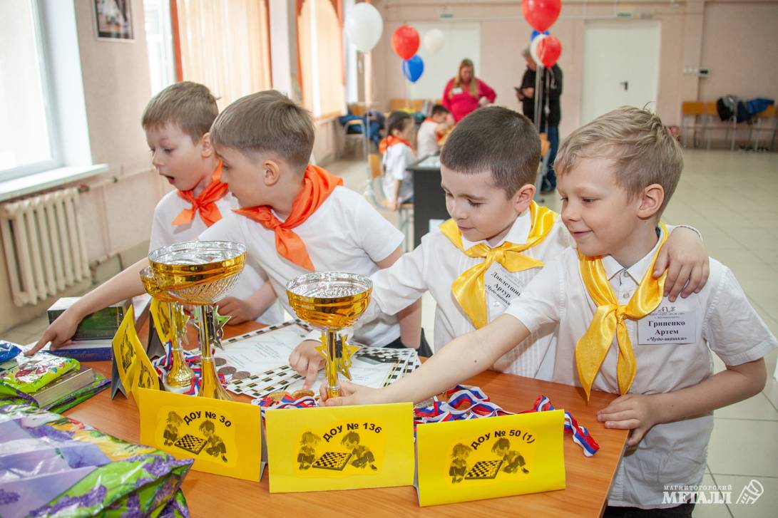 Чудо-дети играют в шашки | Фотография 10