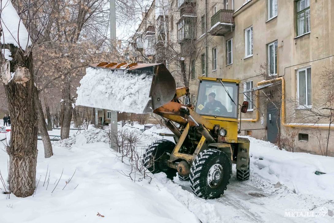 Много снега во дворе в январе | 13.01.2023 | Магнитогорск - БезФормата