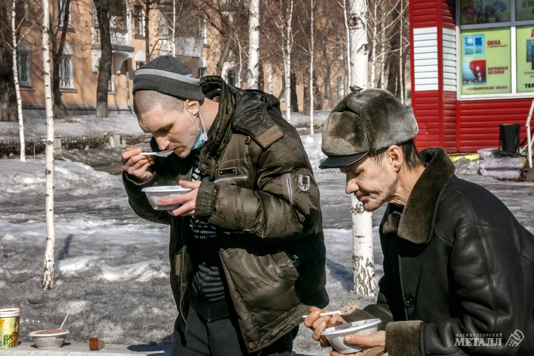 Раздача обедов для бездомных – больше чем просто возможность получить горячую пищу.<br />
(фото 12)