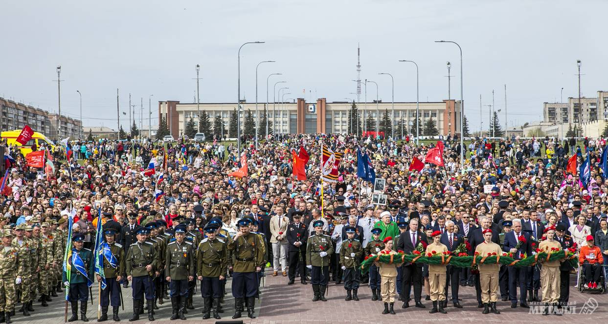 Более десяти тысяч магнитогорцев пришли посмотреть военный парад, а затем возложить цветы к Вечному огню в День Великой Победы.(фото 34)